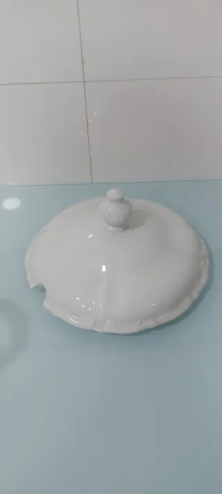 Sopera de porcelana blanca con tapa