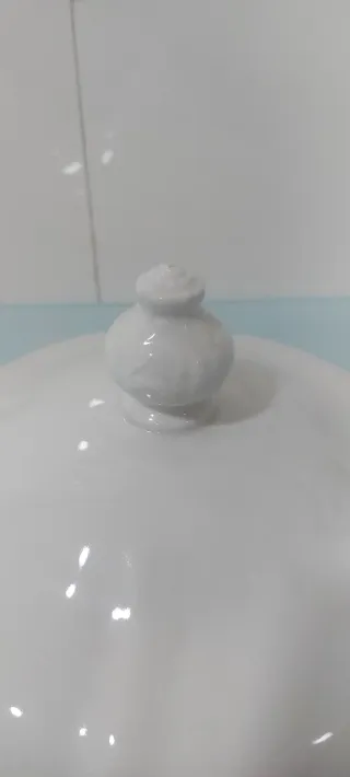 Sopera de porcelana blanca con tapa