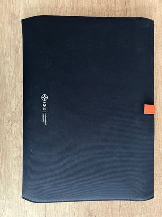 Funda portátil Ecoalf x CEU San Pablo