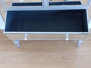 (1)Cómoda plateada con espejos biselados 4 cajones