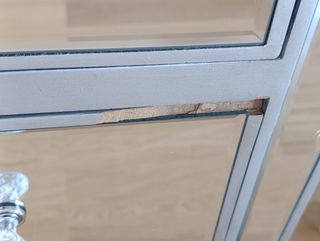 (1)Cómoda plateada con espejos biselados 4 cajones