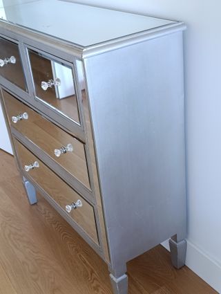 (1)Cómoda plateada con espejos biselados 4 cajones