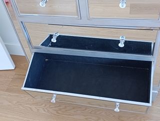 (1)Cómoda plateada con espejos biselados 4 cajones