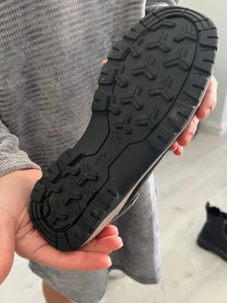 Zapatillas de trekking negras y grises