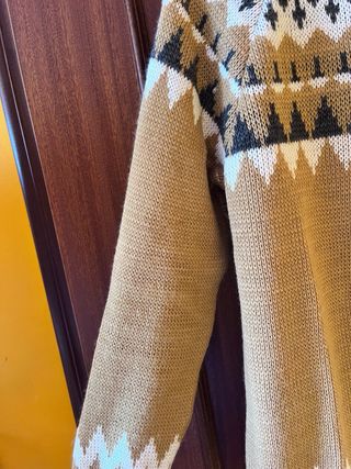 Jersey cuello alto estampado