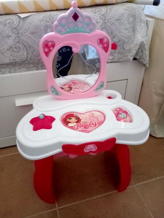 Tocador infantil con espejo y accesorios
