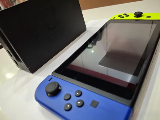 Nintendo Switch V2 Azul/Amarillo