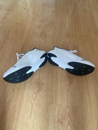Zapatillas deportivas Puma blancas y negras