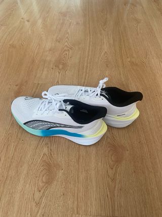 Zapatillas deportivas Puma blancas y negras