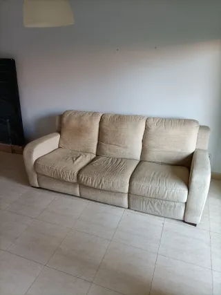 Sofá de tela beige de 3 plazas