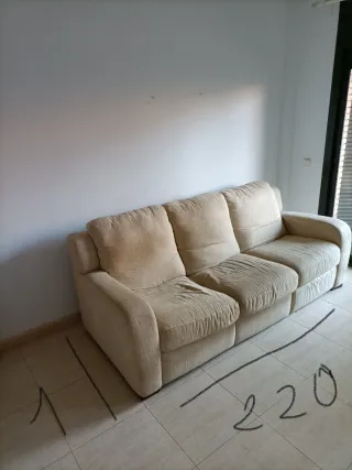 Sofá de tela beige de 3 plazas