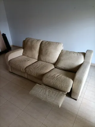 Sofá de tela beige de 3 plazas