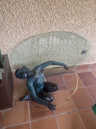 Mesa de centro con figura humana