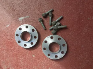 Separadores de Rueda 2cm con sus tornillos.