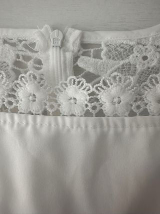 Traje de comunión blanco con detalles rosas