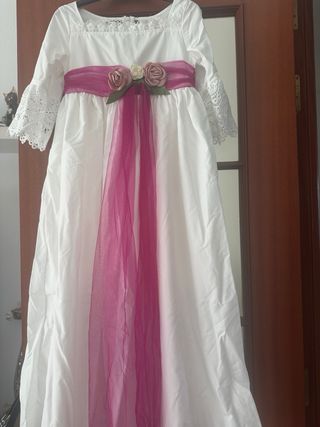 Traje de comunión blanco con detalles rosas