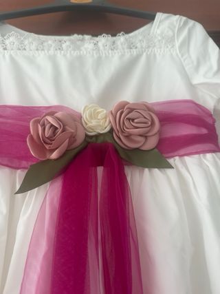 Traje de comunión blanco con detalles rosas