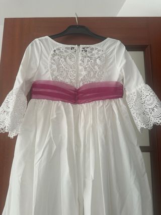 Traje de comunión blanco con detalles rosas