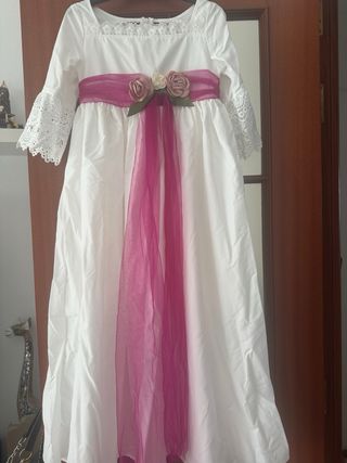 Traje de comunión blanco con detalles rosas