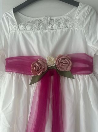 Traje de comunión blanco con detalles rosas