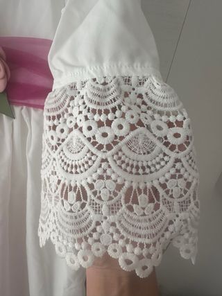 Traje de comunión blanco con detalles rosas