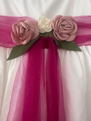 Traje de comunión blanco con detalles rosas