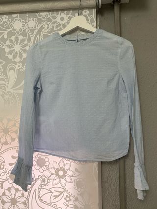 Blusa azul con manga larga y volantes
