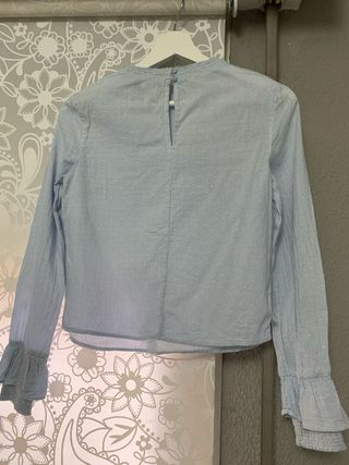 Blusa azul con manga larga y volantes