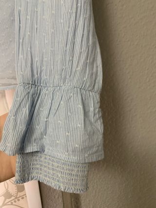 Blusa azul con manga larga y volantes