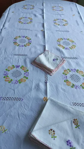 Mantel de hilo bordado floral para 8 personas