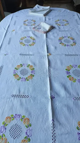 Mantel de hilo bordado floral para 8 personas