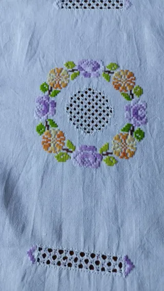 Mantel de hilo bordado floral para 8 personas