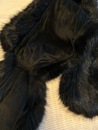 Estola pelo sintético negro fruncido