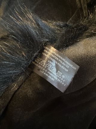 Estola pelo sintético negro fruncido