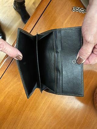 Cartera de piel marrón y negra