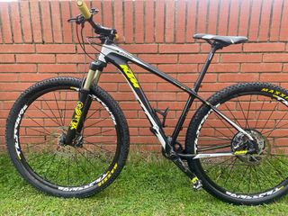 Bicicleta KTM Myroon Carbono. Millorada i cuidada.