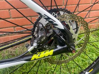 Bicicleta KTM Myroon Carbono. Millorada i cuidada.