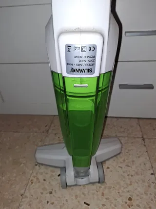 Aspirador de mano y escoba