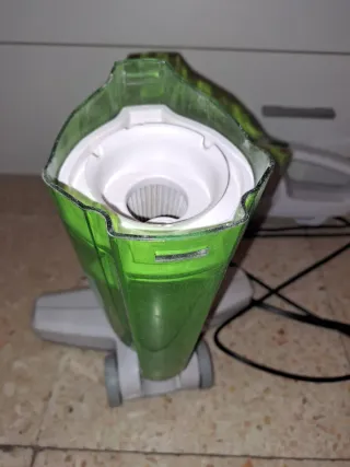 Aspirador de mano y escoba