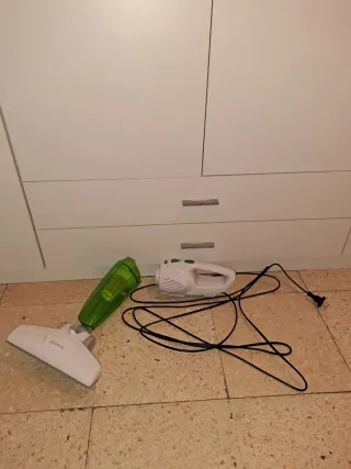 Aspirador de mano y escoba