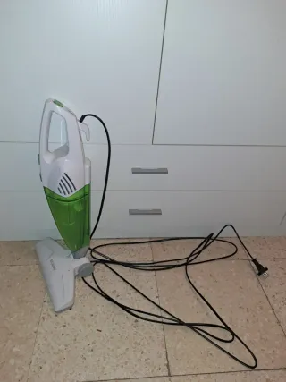 Aspirador de mano y escoba