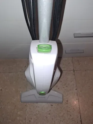 Aspirador de mano y escoba