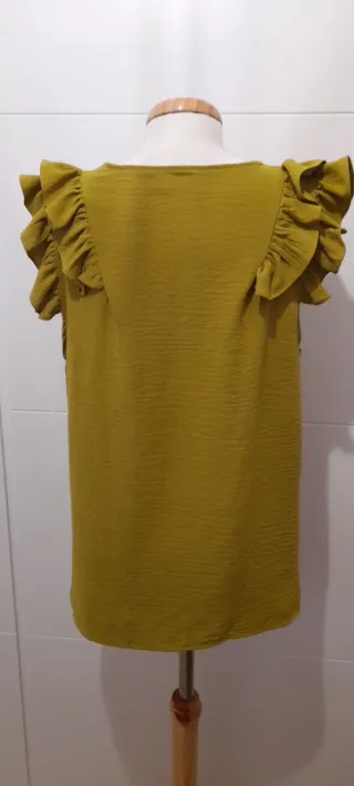 Blusa de verano con volantes verde oliva