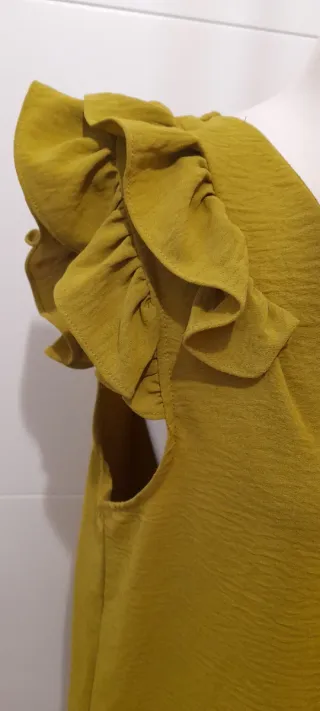 Blusa de verano con volantes verde oliva