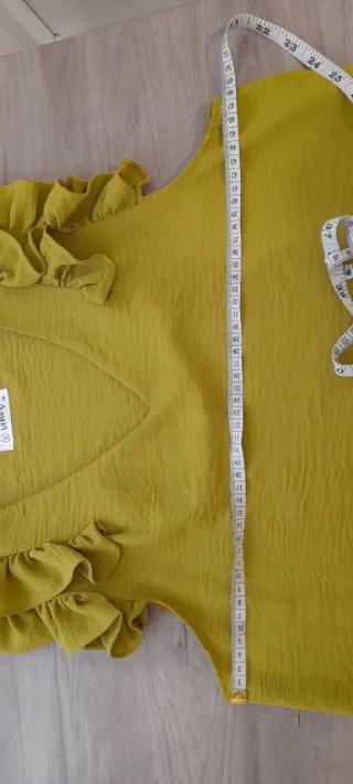 Blusa de verano con volantes verde oliva