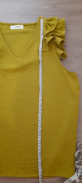 Blusa de verano con volantes verde oliva