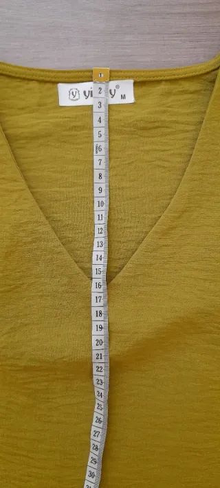 Blusa de verano con volantes verde oliva