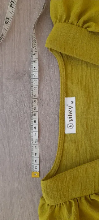 Blusa de verano con volantes verde oliva