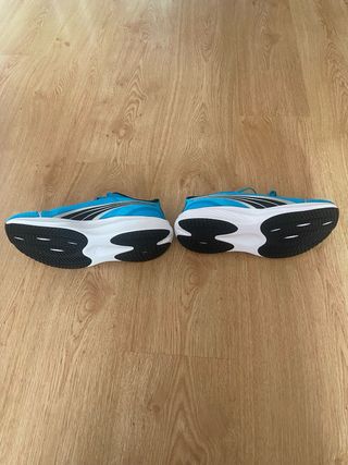 Zapatillas deportivas Puma azules y plateadas