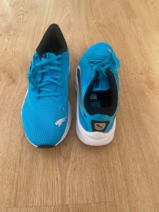 Zapatillas deportivas Puma azules y plateadas